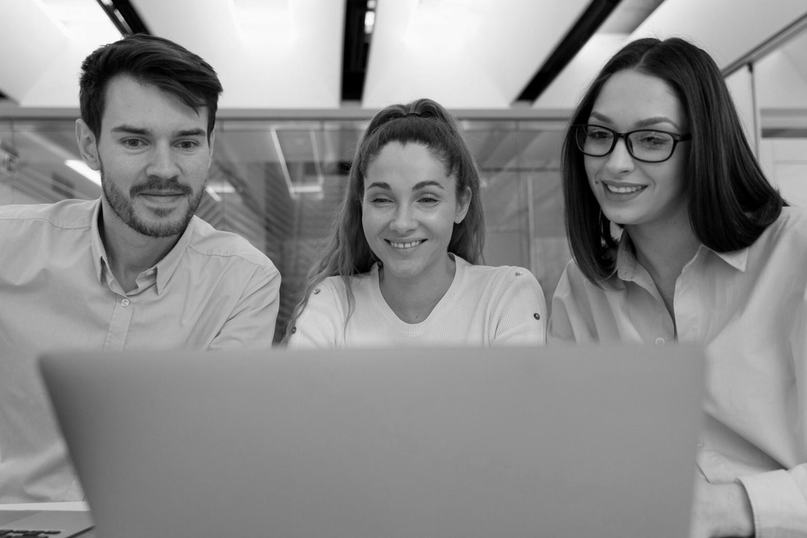Session de formation Excel avec écran montrant des graphiques financiers